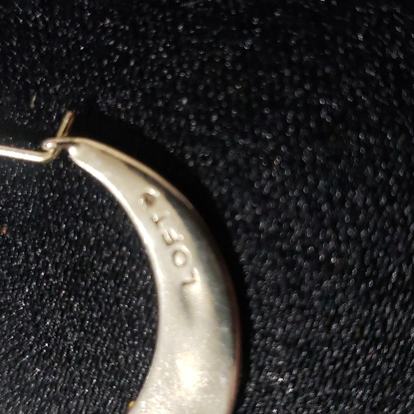 Beautiful Hammered Loft Gold Tone Earrings with rhinestones. - Picture 3 of 4